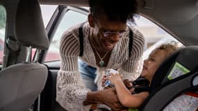 Une mère et un bébé dans une voiture. Image d'illustration.