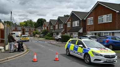 Une voiture de police ferme une rue dans le nord de Londres après un triple meurtre à l'arbalète, le 10 juillet 2024