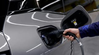 Une voiture électrique en cours de chargement, le 20 octobre 2022