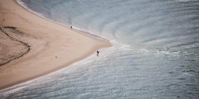 Une vue aérienne d'une plage au Cap-Ferret (Gironde), le 29 juillet 2022.