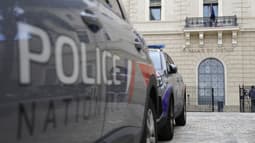 Voiture de police devant un palais de justice (photo d'illustration)