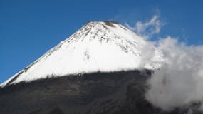 Un nuage de cendres provoqué par la forte activité du Sangay, un volcan du centre de l'Équateur.